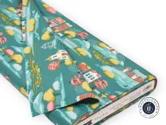 Tilda Stoffballen Village Life 110180 Village Teal mit Etikett und Dorfmotiv auf Petrol