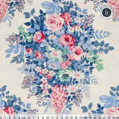 Cremeweißer Baumwollstoff mit großem Blumenbouquet aus Rosen und Chrysanthemen, mit Zentimeter-Lineal