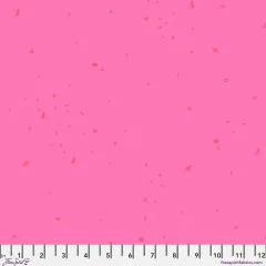 Fein gestreute Ton-in-Ton-Symbole wie Sterne, Monde und Tiersilhouetten auf pinkfarbenem Fond.