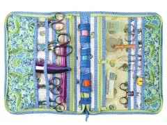 Geöffnetes Tool Case im Seepferdchen-Muster mit glänzenden Scheren und Garnrollen bestückt.