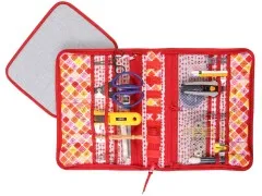 Geöffnetes Tool Case in rotem Sternmuster, bestückt mit Scheren, Rollschneider und Nähzubehör.