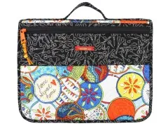 Running-with-Scissors-Case in Schwarz mit Scheren-Print und buntem Rundmotiv, geschlossen fotografiert.