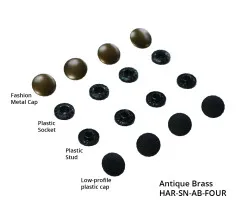 Einzelteile der ByAnnie's Tool-Free Snaps in Antique Brass: Metallkappe, Kunststoff-Sockel, Kunststoff-Stift und flache Kunststoffkappe.
