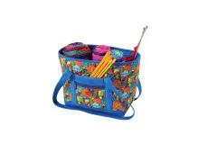Two-Little-Totes-Tasche in Blau mit buntem Häuser- und Baummuster, gefüllt mit Wollknäueln und Stricknadeln