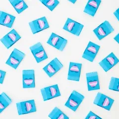 Sarah Hearts Weblabels „Trans Flag Heart" locker verteilt auf weißem Untergrund