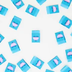 Sarah Hearts Weblabels „Trans Flag Heart" dicht gestreut in Nahaufnahme