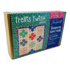 Seitliche Ansicht der Trellis Twist Quilt Kit Box mit Quiltdesign und FreeSpirit Logo