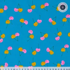Musterausschnitt mit lächelnden Kirschpaaren in Pink und Gelbgrün auf leuchtend blauem Fond.