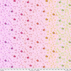 Tula Pink Spot On Afterglow: rosa Baumwollstoff mit Marienkäfern, Beeren und Zweigen im Regenbogenverlauf