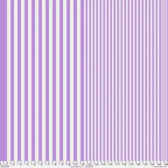 Tula Pink Sticks Iced Violet: senkrechte Lavendel-Streifen auf cremeweißem Baumwollstoff in gestaffelter Breite