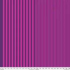 Tula Pink Sticks Plum Crazy: vertikale Streifen in Magenta-Pink und Pflaumenlila mit Zollmaßstab am unteren Rand