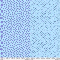 Tula Pink Stones Blurple: lila Punkte auf hellblauem Baumwollstoff, Punktgröße nimmt nach rechts ab, mit Zollmaßstab