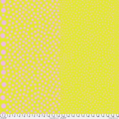 Tula Pink Stones Cherry Limeade: rosa Punkte in unterschiedlichen Größen auf limettengelbem Baumwollstoff