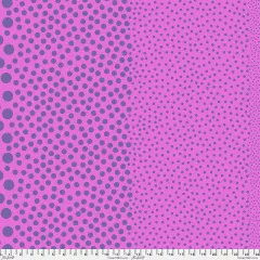 Tula Pink True Colors Stones Grape Crush: violette Punkte auf pink-magentafarbenem Baumwollstoff mit Größenverlauf