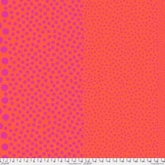 Tula Pink True Colors Stones Tomato: pinke Punkte in abnehmender Größe auf orangerotem Baumwollstoff