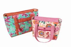 Taschenpaar Two Big Totes in türkis-orangem und creme-pinkem Blumendruck, beide Größen.