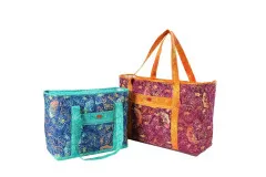 Taschenpaar Two Big Totes in blauem und violett-orangem Schmetterlings-Batik.