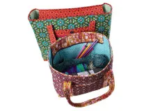 Geöffnete Tote-Tasche mit Blick auf Innentaschen, gefüllt mit Strickzeug und Wollknäuel.