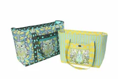 Taschenpaar Two Big Totes in Eulen-Print (dunkelgrün) und Hasen-Print (gelb-blau) in beiden Größen.