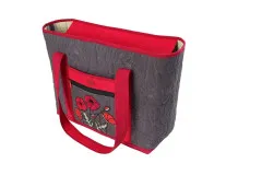 Graue Two Big Totes Tasche mit roter Mohnblumen-Applikation auf der Fronttasche.
