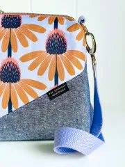 Nahaufnahme einer selbstgenähten Umhängetasche, deren Unterteil aus Essex Yarn Dyed Denim gearbeitet ist, kombiniert mit einem Blumendruck-Stoff.