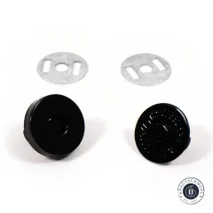 Zwei Metall-Unterlegscheiben und zwei schwarze Druckknopf-Kappen von vorne, paarweise übereinander angeordnet.