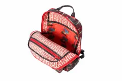 Leader-of-the-Pack-Rucksack in dunkelrotem Patchwork-Druck, geöffnet mit Blick auf das gemusterte Vortaschen-Futter