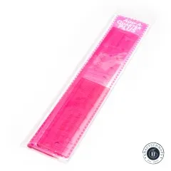 Verpackte Add-A-Quarter Plus Lineale (15 cm und 30 cm) in Pink, diagonal fotografiert auf weißem Hintergrund.