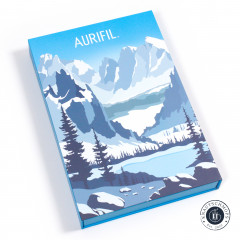 Geschlossene Aurifil-Adventskalender-Box „Le Alpi" mit blauem Alpenmotiv aus Bergen, Tannen und See.