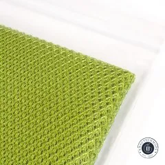 Weitere diagonale Ansicht der Verpackung mit apfelgrünem Netzstoff.
