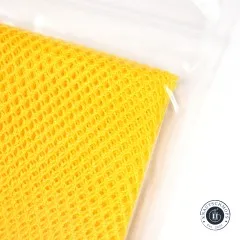 Weitere diagonale Ansicht der Verpackung mit gelbem Netzstoff.