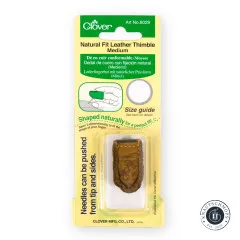 Verpackungskarte des Clover Lederfingerhuts, frontal mit Größenangabe Medium
