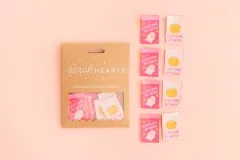 Kraftpapier-Verpackung der Sarah Hearts Weblabels "Costume by Mom" mit Geist- und Kürbis-Motiv auf rosa Hintergrund.