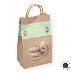 Tilda-Nähset-Verpackung „Decorative Eggs" als Kraftpapiertüte mit Aufdruck der drei Pappmaché-Ostereier, leicht angeschnittene Ansicht