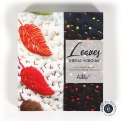 Draufsicht auf die Aurifil-„Leaves“-Box mit rotem Blattmotiv und Farbverlaufsstoff.