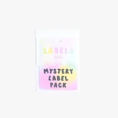 Holografisch schimmernde Verpackungskarte des „Mystery Label Pack" freigestellt auf hellem Hintergrund.