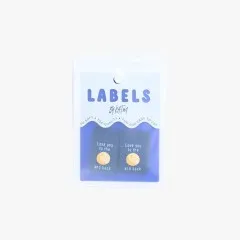 Verpackungskarte der „Love You To The Moon and Back"-Labels freigestellt auf hellem Hintergrund.