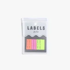 Verpackungskarte der „Quality Shit"-Labels freigestellt auf hellem Hintergrund.