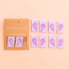 Sarah Hearts Verpackungskarton mit 8 lila Weblabels, geteiltes Herz-Motiv mit Schriftzug „Be Fri" und „St End" für Freundschaftspaare.