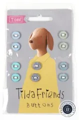 Knopfkarte „Tilda Friends“ mit Hunde-Motiv in Blau, acht Stoffknoepfe in Blau- und Gruentoenen um die Figur angeordnet