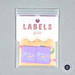 Verpackungskarte mit den fliederfarbenen „You Are Clever"-Labels der Brook-Gossen-Kollaboration, gerade von vorne fotografiert.