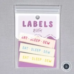 Frontale Ansicht der Verpackung mit den drei Labelfarben 'Eat Sleep Sew'.