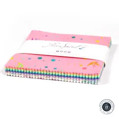 Charm Pack von vorne fotografiert mit sichtbarem Regenbogen-Stoffrand.
