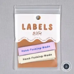 Frontale Ansicht der Verpackung mit den Labeln 'Hand-Fucking-Made'.
