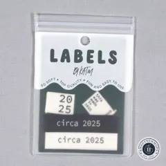 Verpackungskarte „Labels by KATM" mit dem kompletten „Circa 2025"-Jahresstempel-Set, gerade von vorne fotografiert.