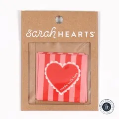 „Made with Love“-Label-Set frontal auf der Verpackungskarte vor weißem Hintergrund.