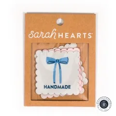 Verpackung der Bows-Handmade-Weblabel frontal fotografiert vor weißem Hintergrund.