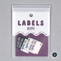 Frontale Ansicht der Verpackung mit den Metallic-Labeln 'me made'.