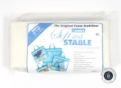 Verpackte Rolle von Soft and Stable in weißer Verpackung, Frontalansicht.