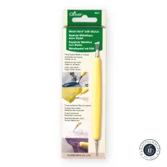 Frontalansicht der Verpackung von Clover Metal Hera mit Stylus mit Anwendungsfotos und Produktbezeichnung in vier Sprachen